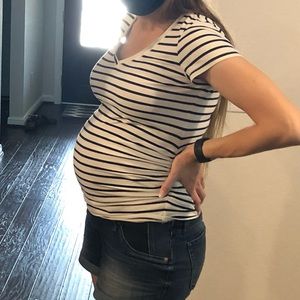 Old Navy maternity fitted v-neck tee